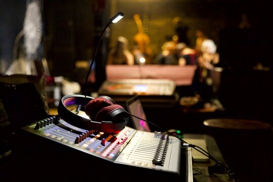 Concert sonorisation - technicien son audio mat&eacute;riel