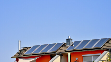 Solarkollektoren auf Reihenhausdach zur Warmwassererzeugung
