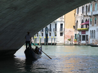 Fototapeta na wymiar Gondola under Rialto bridge in Venice