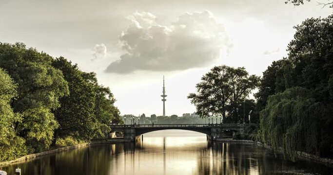 Zeitraffer/ Timelapse der Moorfuhrtbrücke Hamburg zur goldenen Stunde / Bei Sonnenuntergang