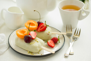 Honey cake mousse with a smooth glaze.