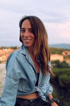 Ragazza mora in posa al calar del sole ai giardini Carducci, Perugia