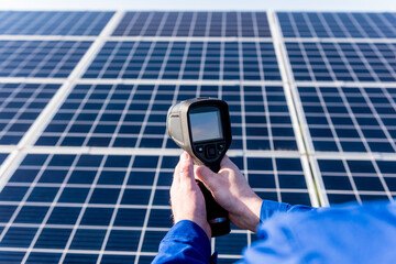 Inspector examination of photovoltaic modules using a thermal imaging camera