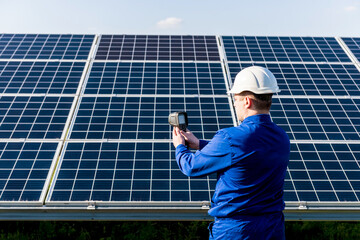 Inspector examination of photovoltaic modules using a thermal imaging camera