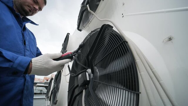 Testing with an anemometer of an axial fan of the condensing unit