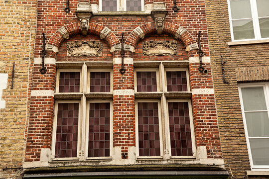 Ventanas con arco en fachada de ladrillo antiguo.
