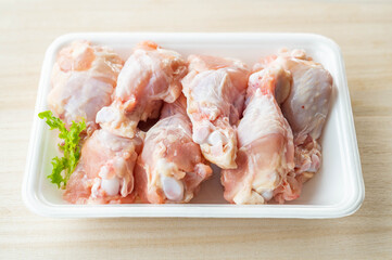 パックに並んだ鶏手羽元　生
