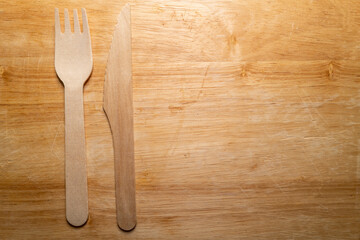 Kit couverts bois - couteau et fourchette sur table en bois