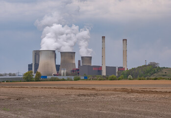 Fototapeta na wymiar Das Kraftwerk Weisweiler der RWE Power AG in Eschweiler-Weisweiler dient der Grundlast