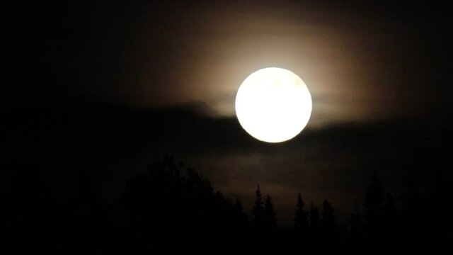 Une super lune dans le ciel