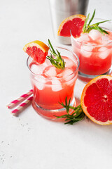 Grapefruit summer coctail grink with slice of grapefruit and rosemary