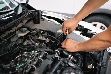 Obraz na płótnie Canvas mechanic repairing car engine