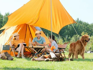 Foto auf Acrylglas Camping Glückliche vierköpfige Familie und Hundecamping