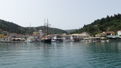 Fototapeta na wymiar boats in the harbor in Greece