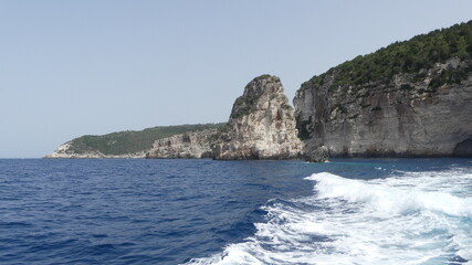 Fototapeta na wymiar sea and rocks with boat wake in Greece