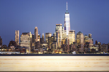 Obraz premium Blank wooden table top with beautiful New York skyline at evening on background, mockup