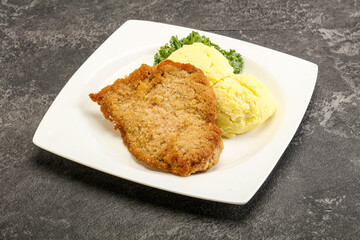 Crispy chicken schnitzel with mashed potato