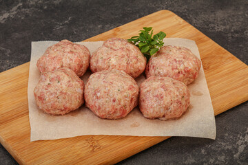 Raw turkey meatball for cooking