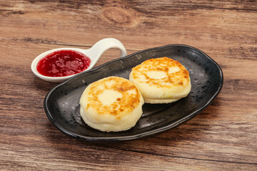 Cottage cheese pancakes with strawberry jam