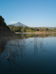 Obraz premium Lagoon and the Colima Volcano in the background
