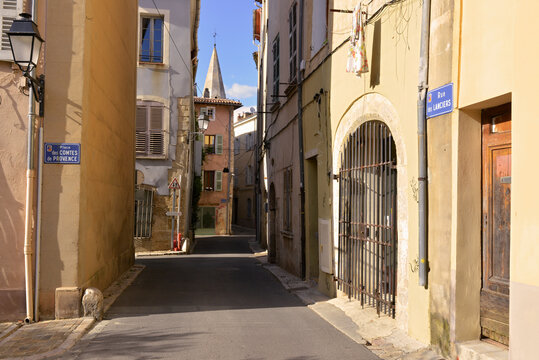 Rue des Lanciers &agrave; Brignoles (83170), d&eacute;partement du Var en r&eacute;gion Provence-Alpes-C&ocirc;te-d'Azur, France