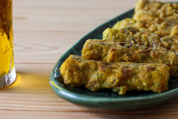 グリーンの皿にもったカレー風味の竹輪の磯辺揚げ