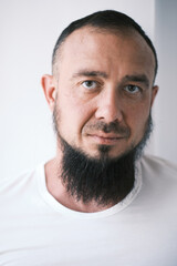 Obraz premium Happy muslim man with beard dressed in white t-shirt is Looking at camera