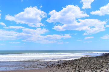 Obraz premium Hermosa playa con rocas en El Salvador
