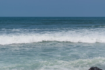Hermosa playa con rocas en El Salvador