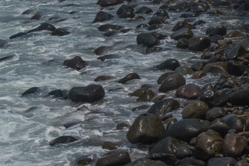 Obraz premium Hermosa playa con rocas en El Salvador