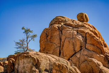 red granite rocks with boulder and tree © Scott Bufkin
