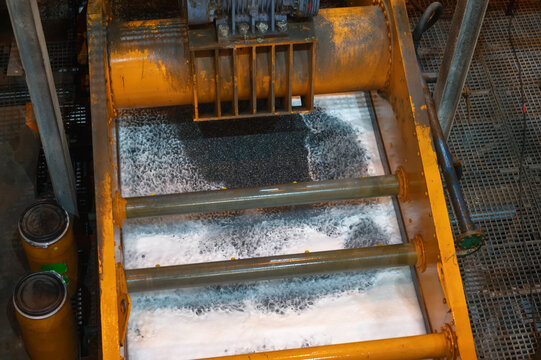 Vibrating screen, machine for grading bulk materials