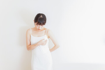 乳がんの自己診断をする若い女性