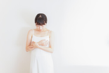 乳がんの自己診断をする若い女性