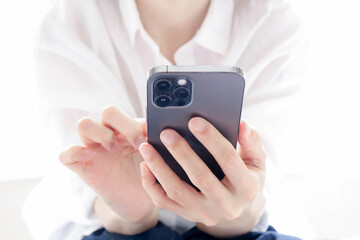 スマホを触る女性