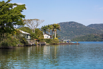 Fototapeta na wymiar Paisagem de lago e colina com floresta.