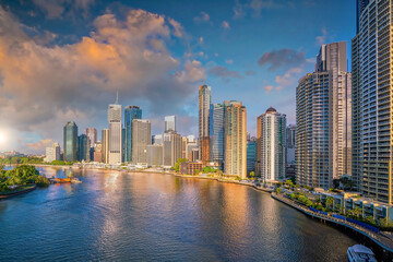 Fototapeta premium Brisbane city skyline and Brisbane river at sunset