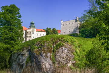 Szlak Orlich Gniazd - zamek Pieskowa Skała na terenie Ojcowskiego Parku Narodowego w Polsce	