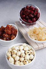 The basic ingredients of Peach Gum dessert are arranged on a white table.