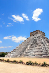 Fototapeta na wymiar Ancient Mayan pyramid (Kukulcan Temple), Chichen Itza, Yucatan, Mexico