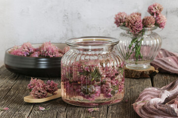 Obraz na płótnie Canvas Glass jar with vinegar based on onion inflorescences.
