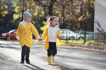 Obraz premium Children walk in the autumn park