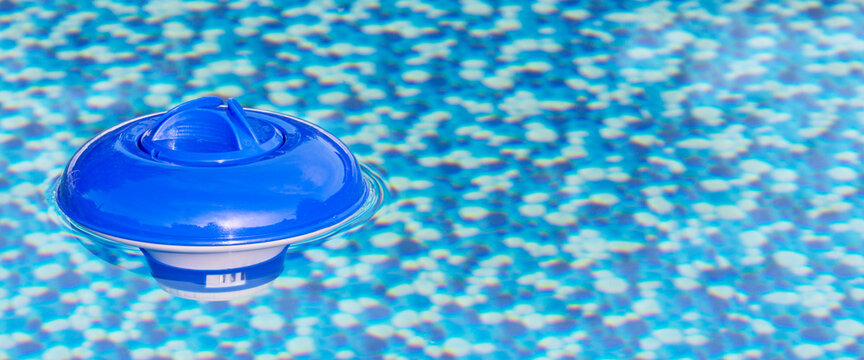 Schwimmdosierer im Swimmingpool, Bannerformat