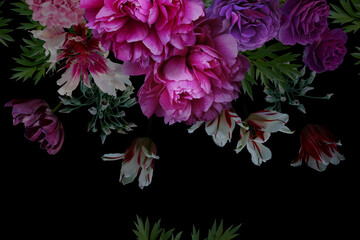 Vintage Blumenkarte Schöne Gartenblumen. Pfingstrosen, Rosen, Tulpenblätter, dekorative Kräuter auf schwarzem Hintergrund. Vorlage für Visitenkarten, Hüllen, Kosmetikverpackungen, Innendekoration, Telefonhülle © marinavorona