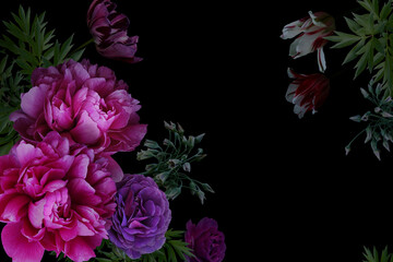 Vintage Blumenkarte Schöne Gartenblumen. Pfingstrosen, Rosen, Tulpenblätter, dekorative Kräuter auf schwarzem Hintergrund. Vorlage für Visitenkarten, Hüllen, Kosmetikverpackungen, Innendekoration, Telefonhülle © marinavorona