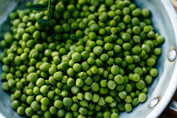 peas in a plate on a wooden background