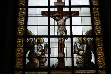 Vitrail du Christ sur la croix de l'église Notre-Dame-de-Cougnes à La Rochelle