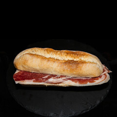 Bocadillo de jamón con pan de cristal