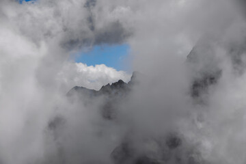 Der Durchbruch - blaues Fenster in dunklen Wolken