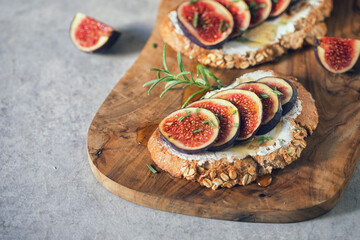 Bruschetta with figs, honey and goat cheese